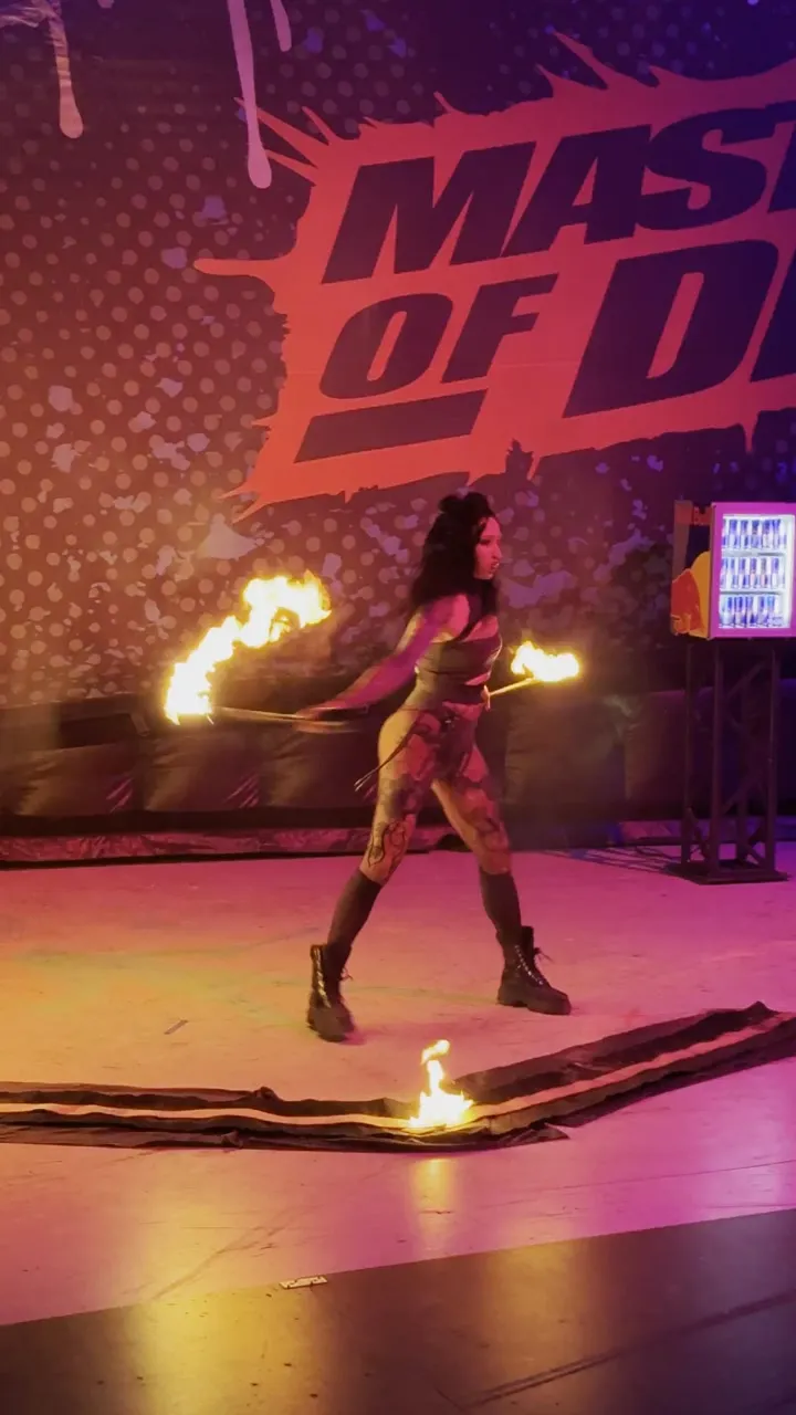 Eine Frau macht eine Feuershow bei einem Masters of Dirt Event.