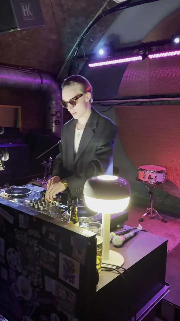 Ein DJ legt im Loop auf, die Kamera schwenkt über die Crowd.